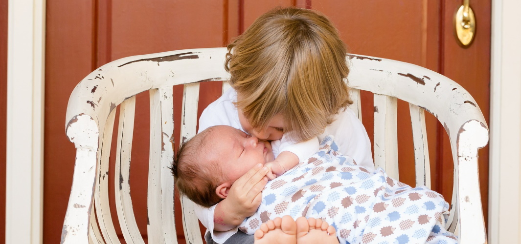 "Windelfrei mit Geschwisterkind: So kannst du es beim Abhalten miteinbeziehen" auf Windelfreibaby