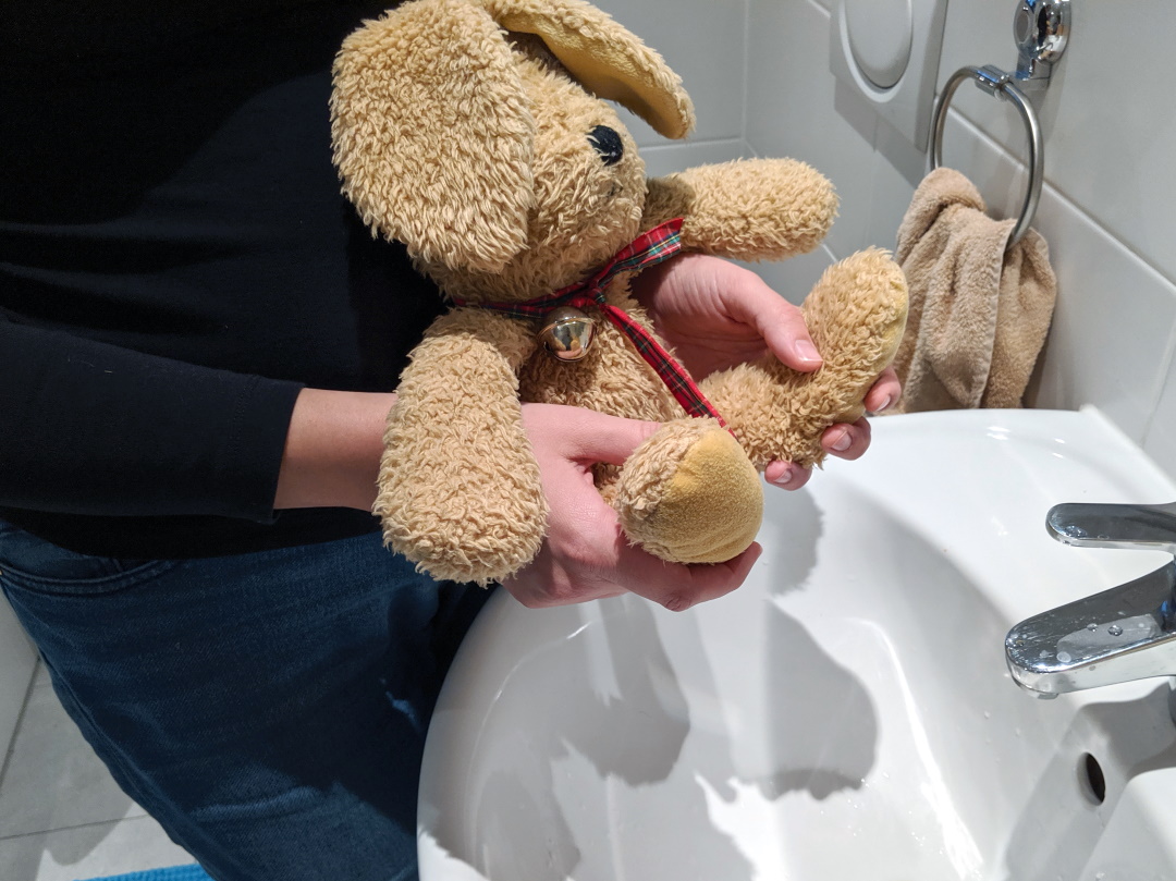 Windelfrei: Abhalten über dem Waschbecken, (c) Windelfreibaby
