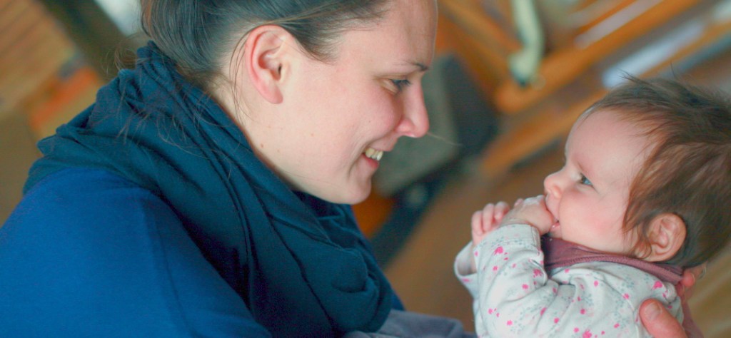 Im Interview mit Autorin Lini Lindmayer: „Wenn wir Windelfrei verstehen wollen, müssen wir Bindung verstehen“