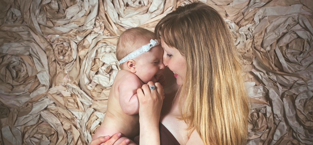 Warum du dein Baby abhalten solltest: Windelfrei stärkt die Bindung zwischen Eltern und Kind, auf Windelfreibaby