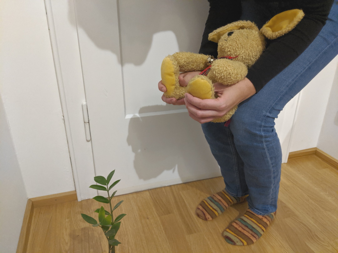 Unterwegs ganz easy abhalten, klappt so auch über einer öffentlichen Toilette, (c) Windelfreibaby