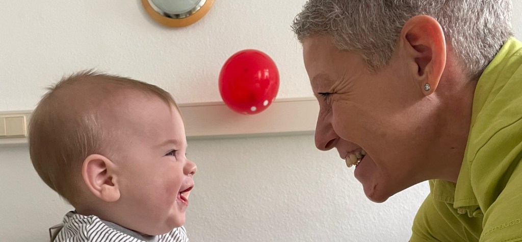 Im Interview mit Kinästhetik Trainerin Liane Emmersberger: „Babys signalisieren von Geburt an über ihren&nbsp;Körper“